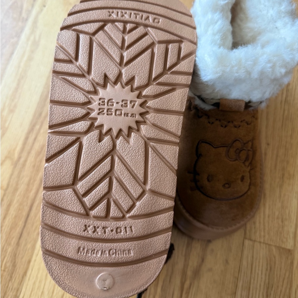 Hello Kitty Fur Boots - Picture 3 of 6